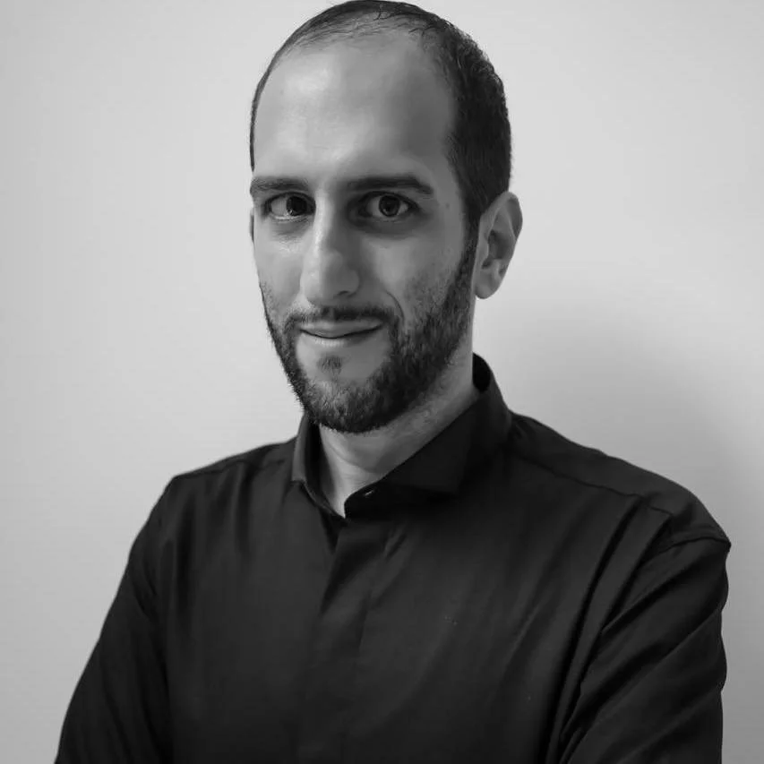 man in green crew neck shirt and black hat