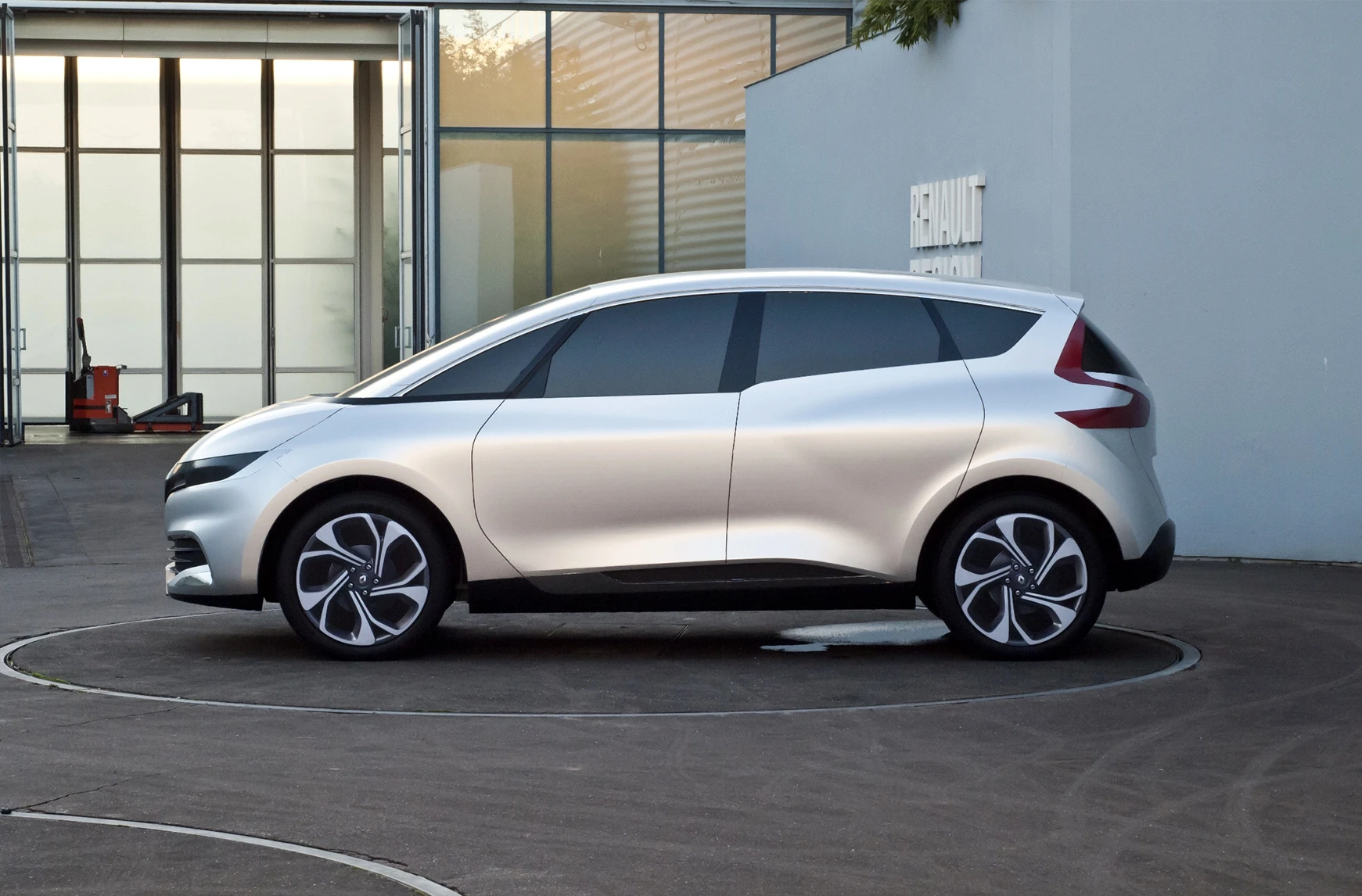 Scenic IV full scale side