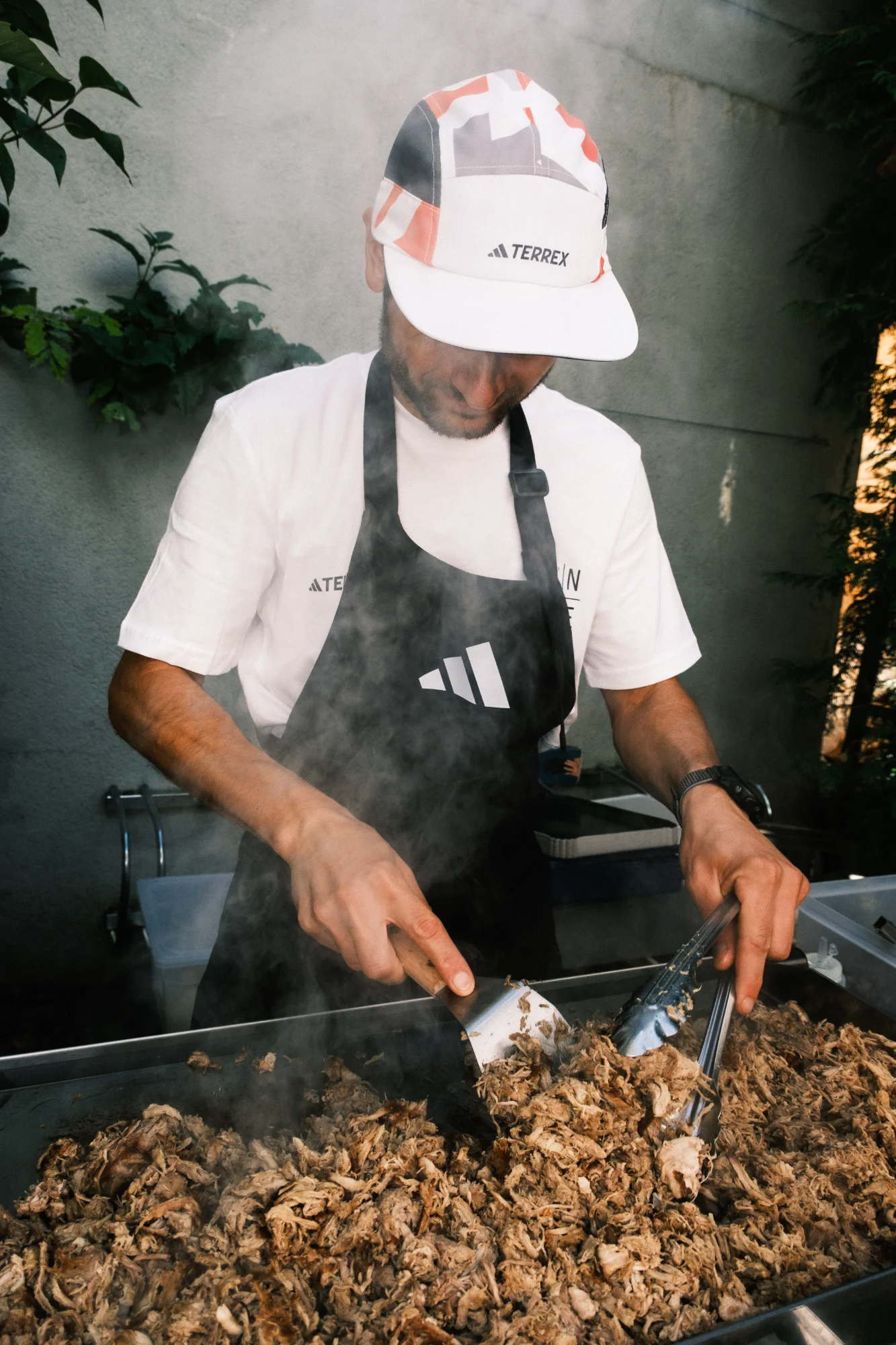 Personne en train de préparer le buffet
