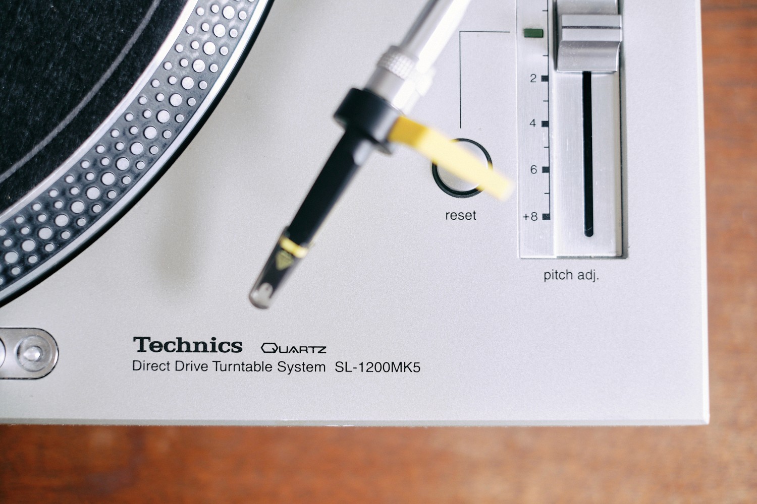 SL-1200 MK5 Plattenspieler mieten – hochwertige DJ-Ausrüstung für präzise Wiedergabe und Langlebigkeit, nah Aufname.