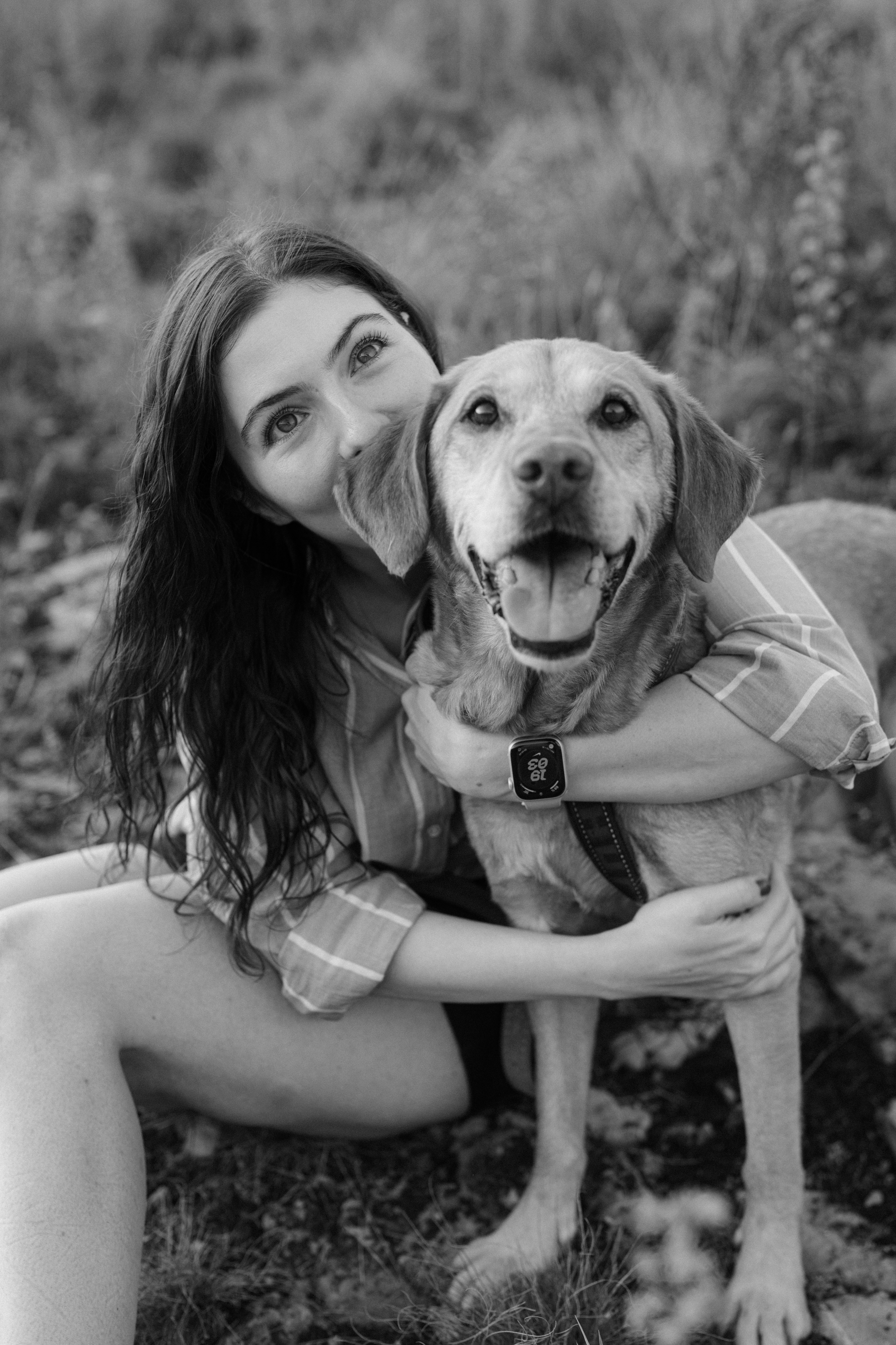 Kristýna Padevětová v přírodě se svým labradorem – freelance specialistka na online marketing