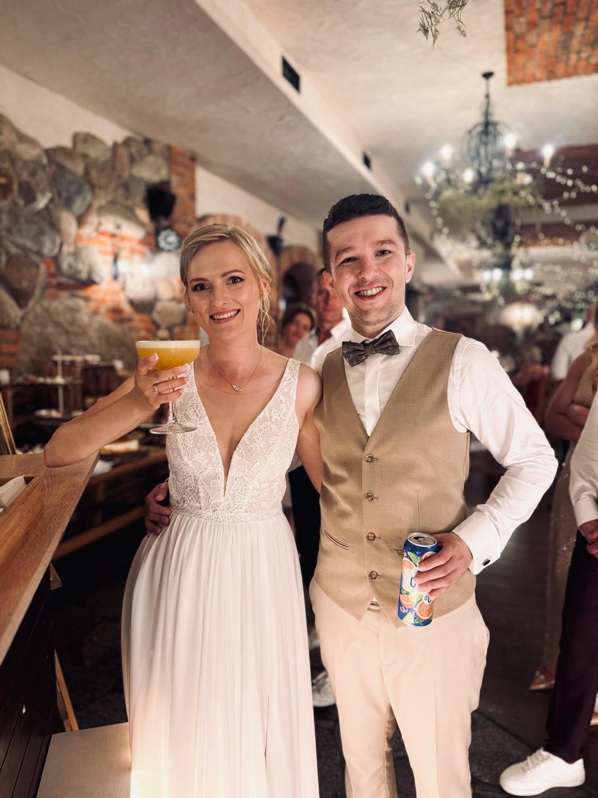 barman na wesele wicemistrz polski flair filip ciszkowski wykonuje pokaz barmanski na weselu