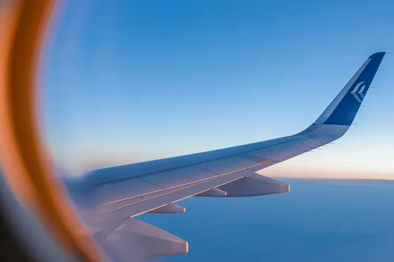 Asa de avião ao pôr-do-sol — o seu transfer de Caminha para os aeroportos do Porto, Vigo e Lisboa · Táxi Afonso Caminha 06