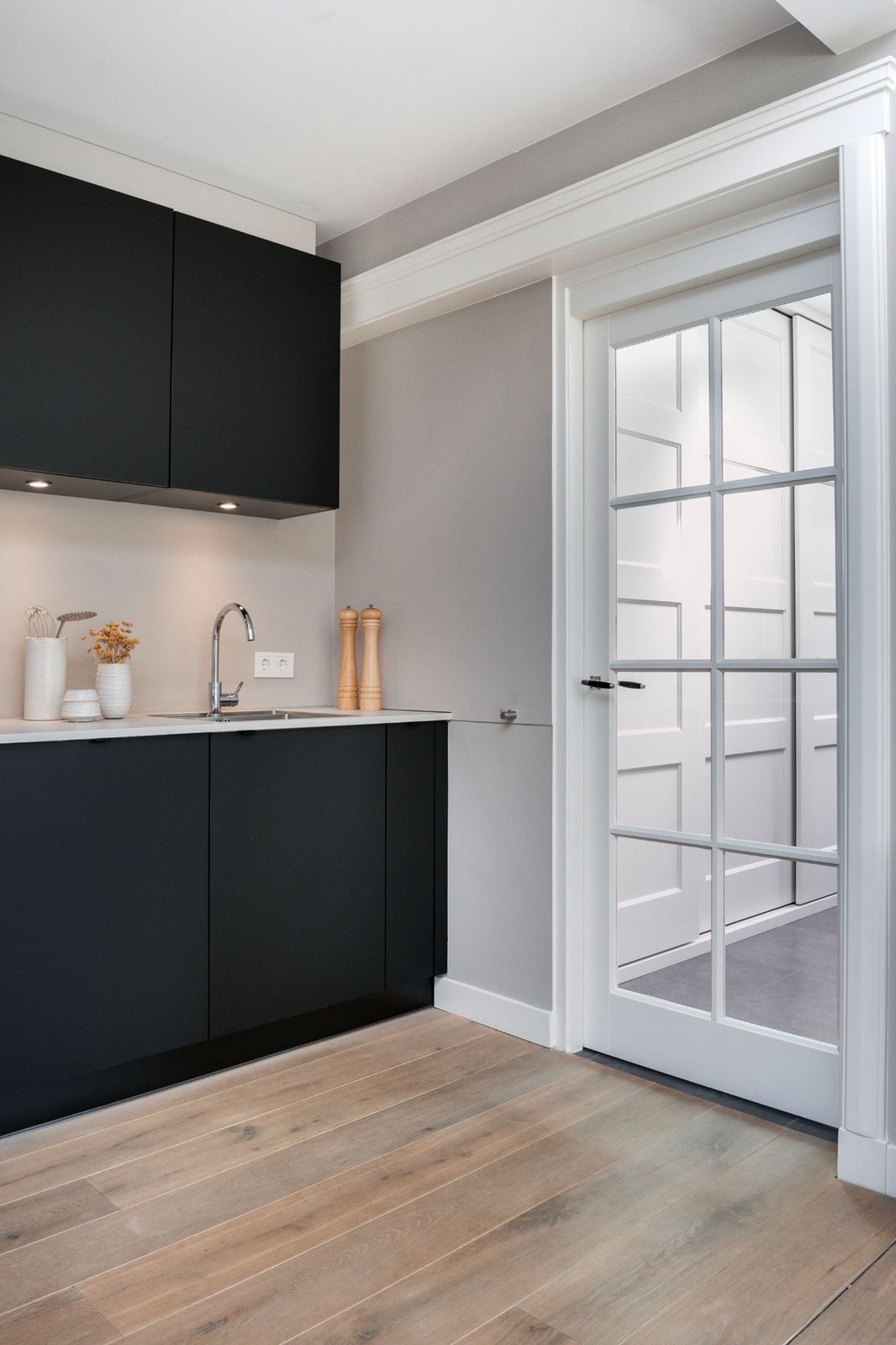 moderne, zwarte keuken in klassieke jaren 30 woning