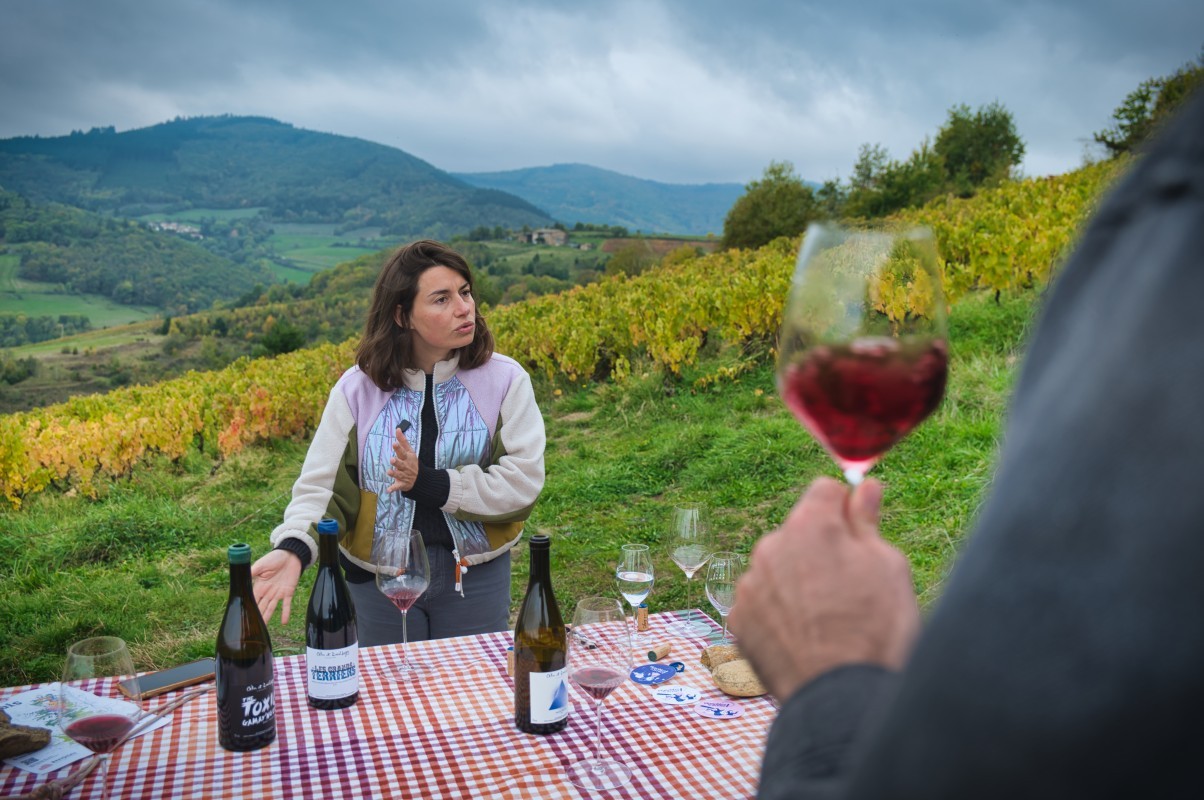 Dégustation de vin dans les vignes du Domaine Large