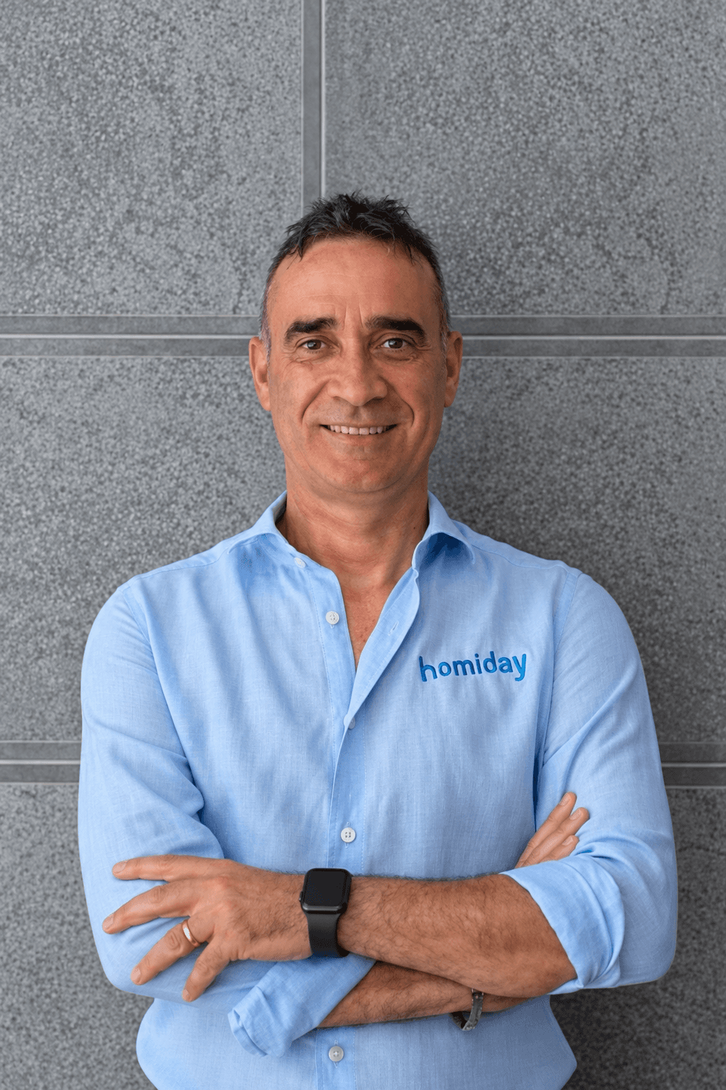 Homiday team member wearing a light-blue Homiday shirt