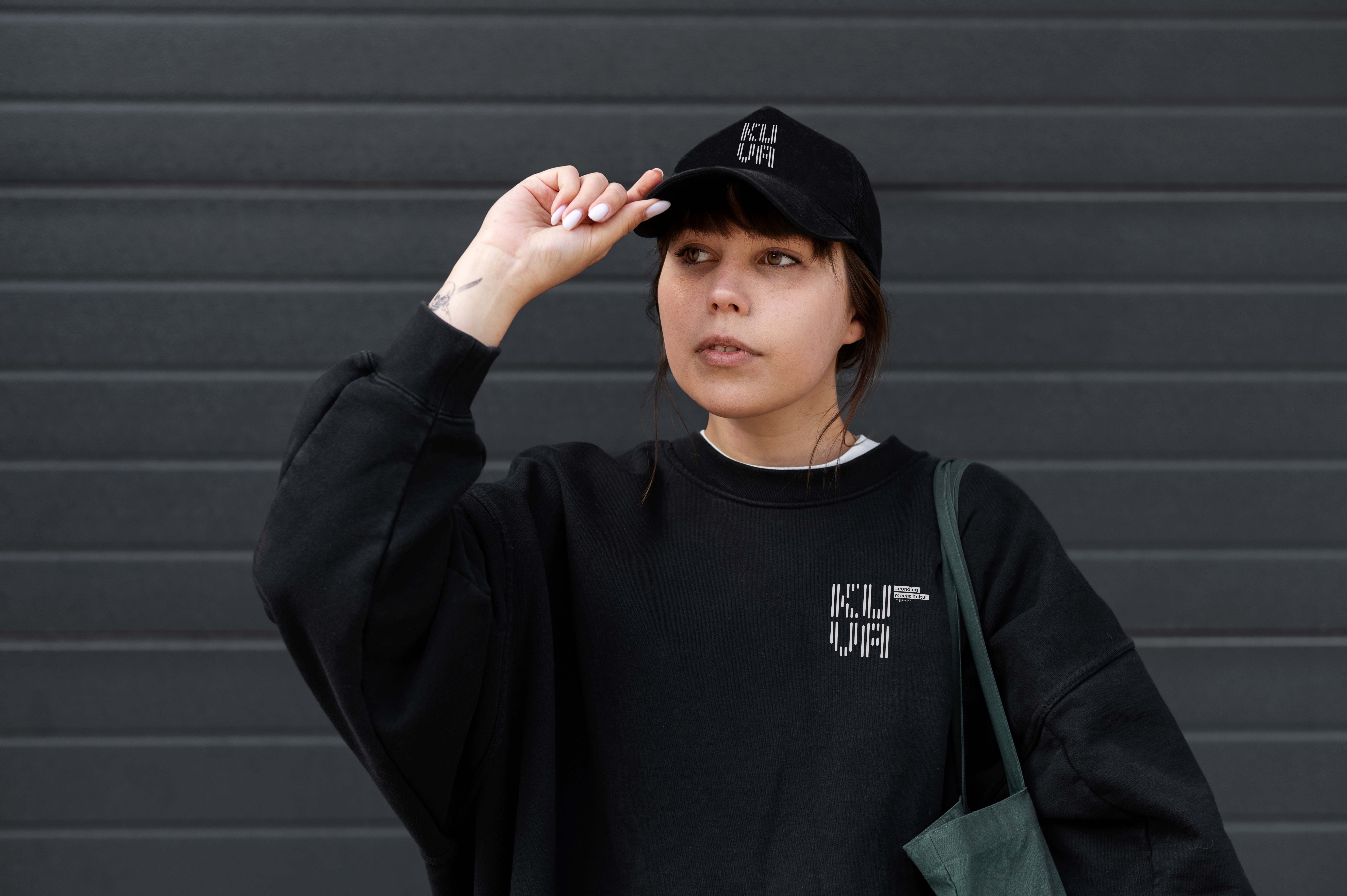 Frau in KUVA Merch