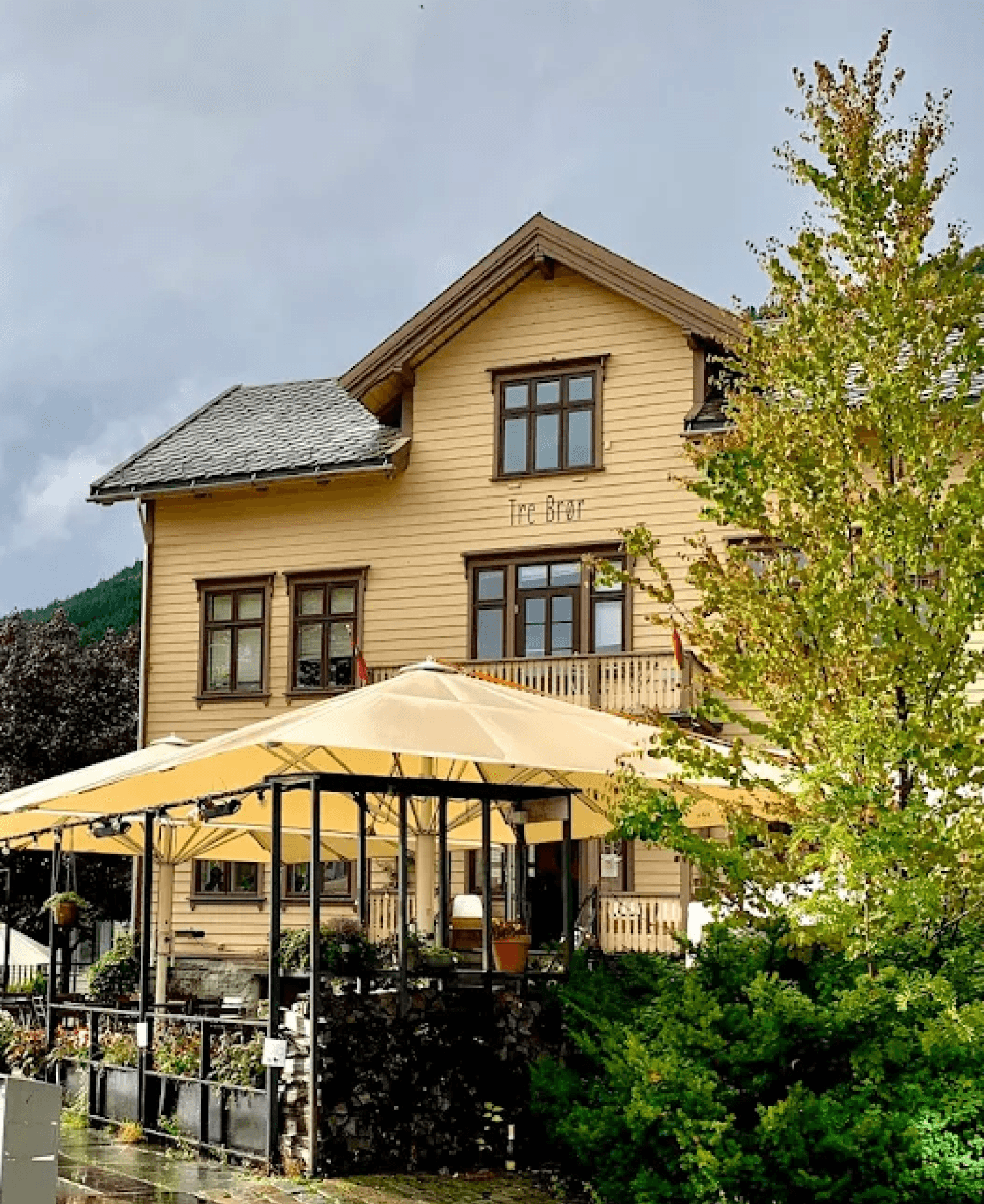 Hålandshuset. Tre Brør kafe og restaurant ligger det historiske Hålandshuset i Voss sentrum