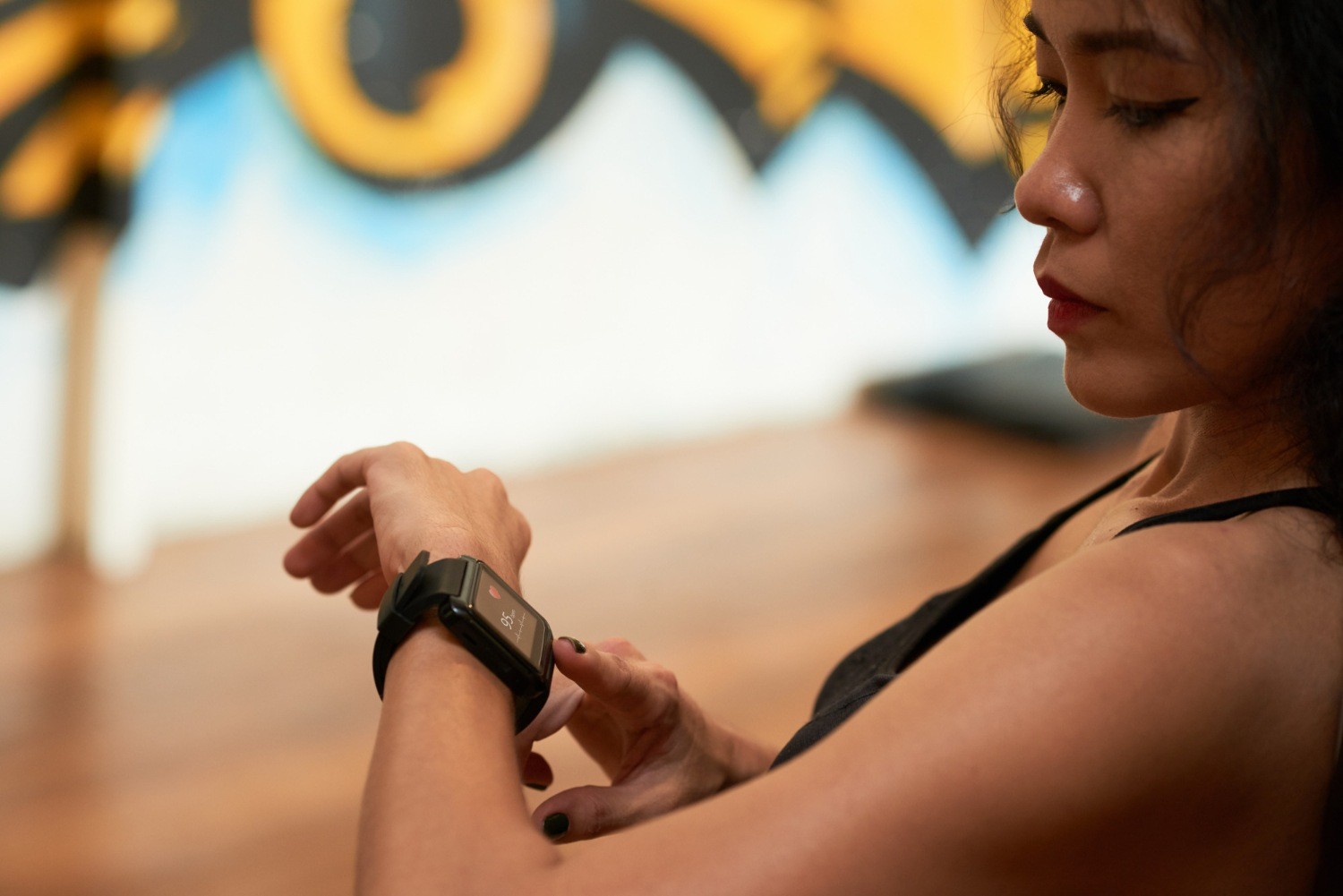 zawodniczka sprawdzająca dane treningowe na zegarku sportowym