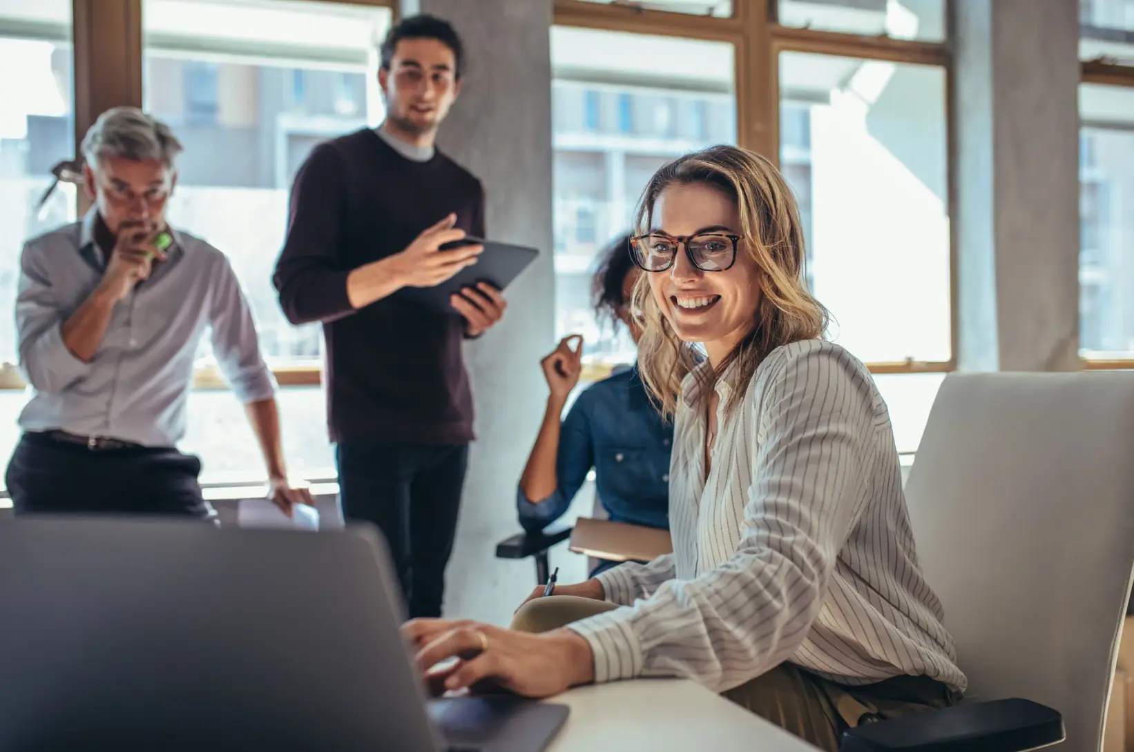 Team analysiert Unternehmenszahlen am Laptop – Symbolbild für die Vorbereitung des eigenen Unternehmens auf eine Investorenansprache