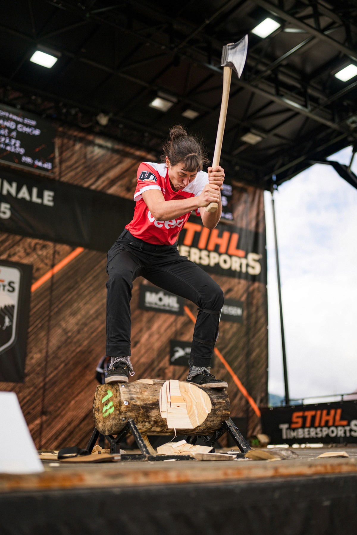 Wettkampfhalle mit vielen Fans und blauer Beleuchtung