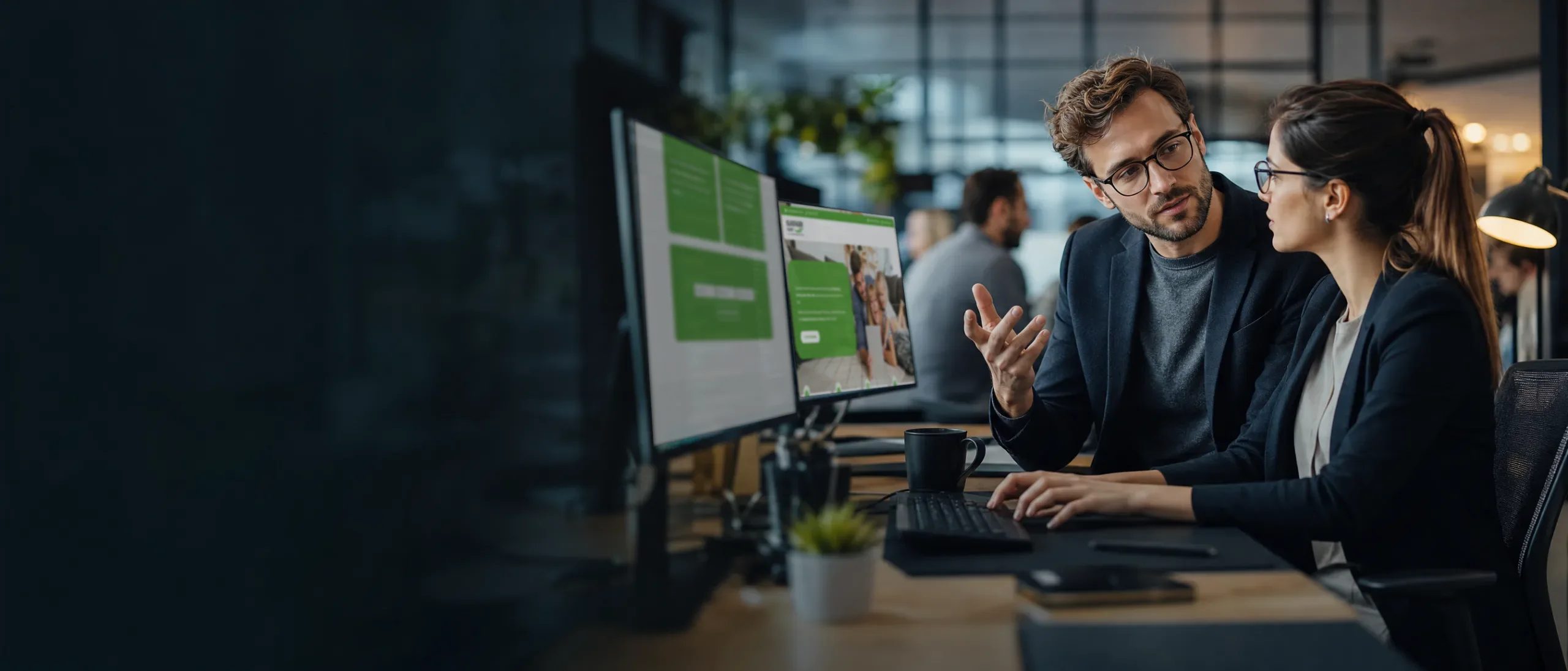 Zwei Webentwickler arbeiten gemeinsam an einer Website (KI-generiert)