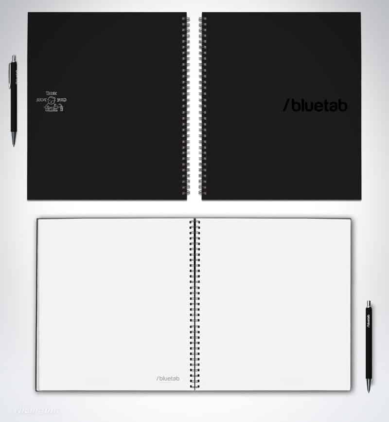 Libretas negras y blancas de espiral abiertas y cerradas, con un bolígrafo al lado marcado /bluetab