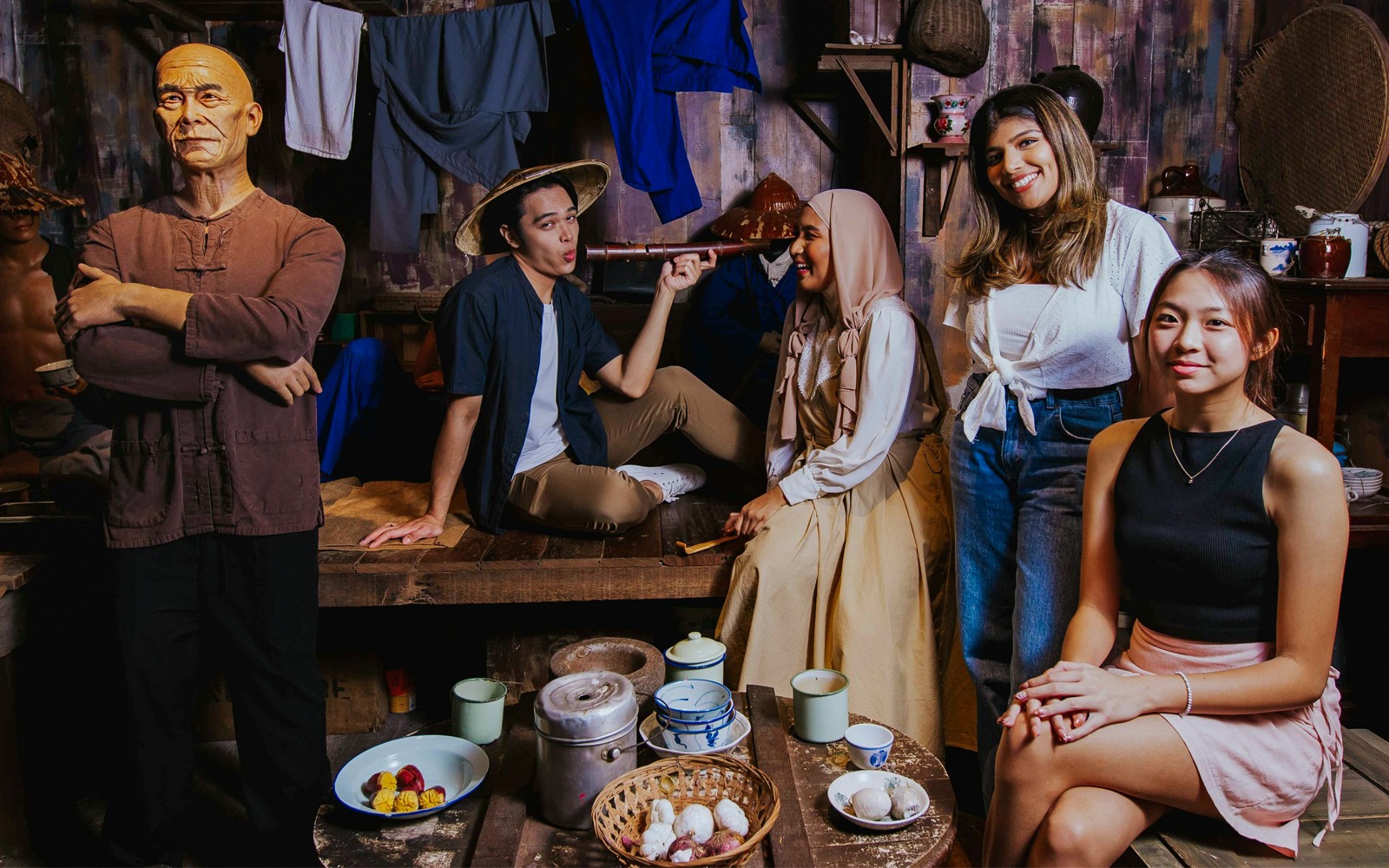 新加坡杜莎夫人蜡像馆的苦力展区展示了历史人物和文物。