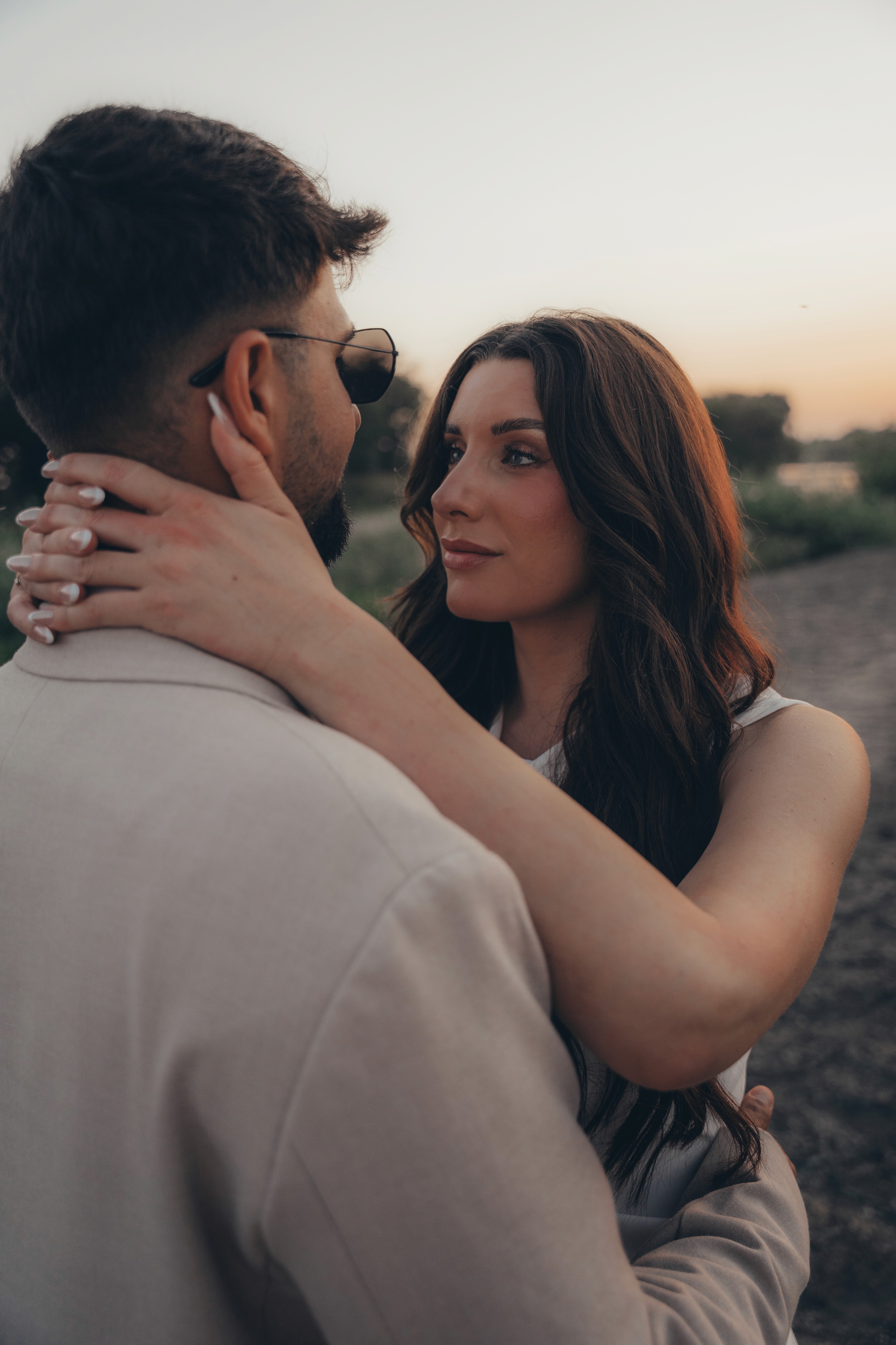 Romantische Paarfotografie in Bogen, Niederbayern – innige Umarmung bei natürlichem Fotoshooting.