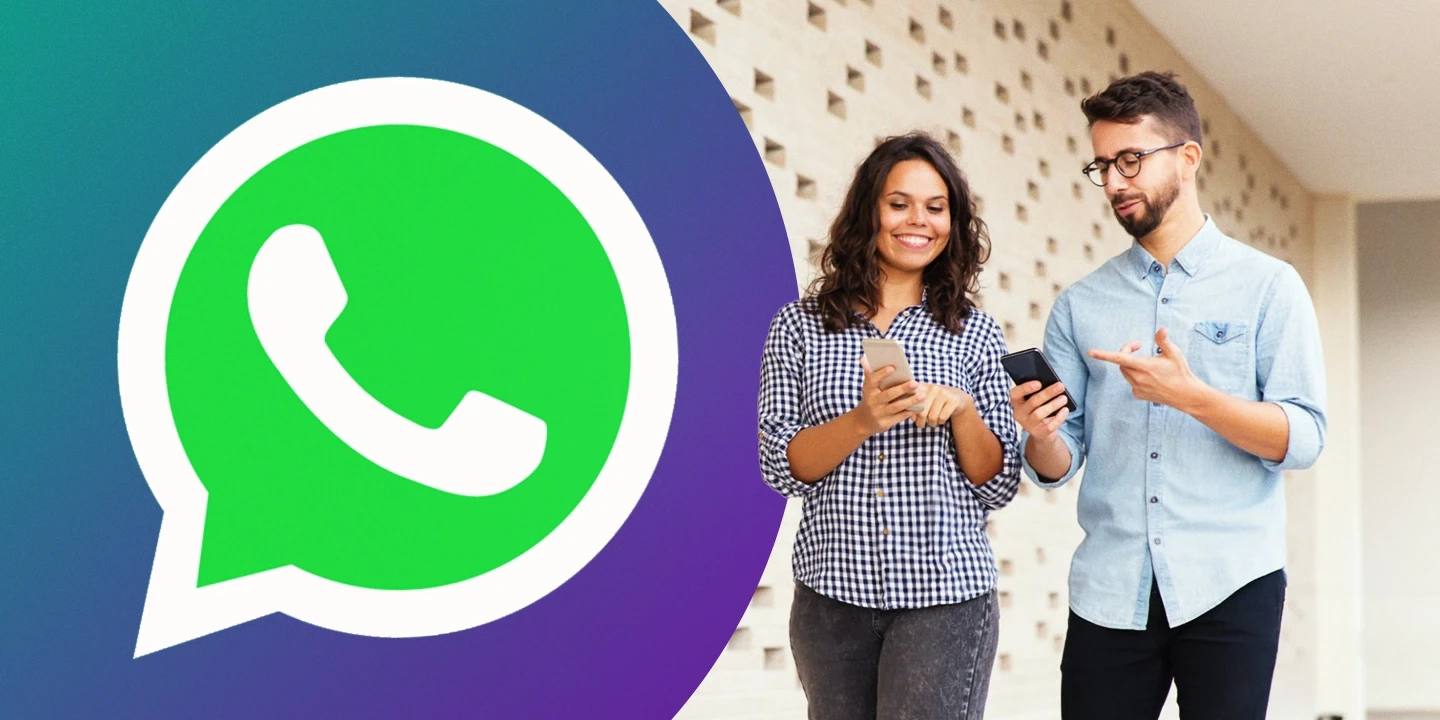 Colegas de trabalho utilizando WhatsApp para comunicação corporativa