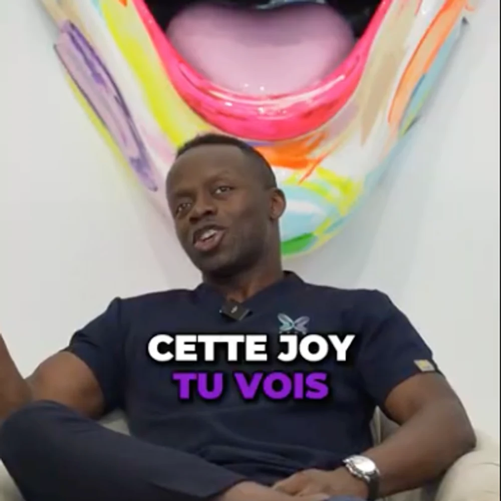 Intervenant en train de parler devant une fresque colorée
