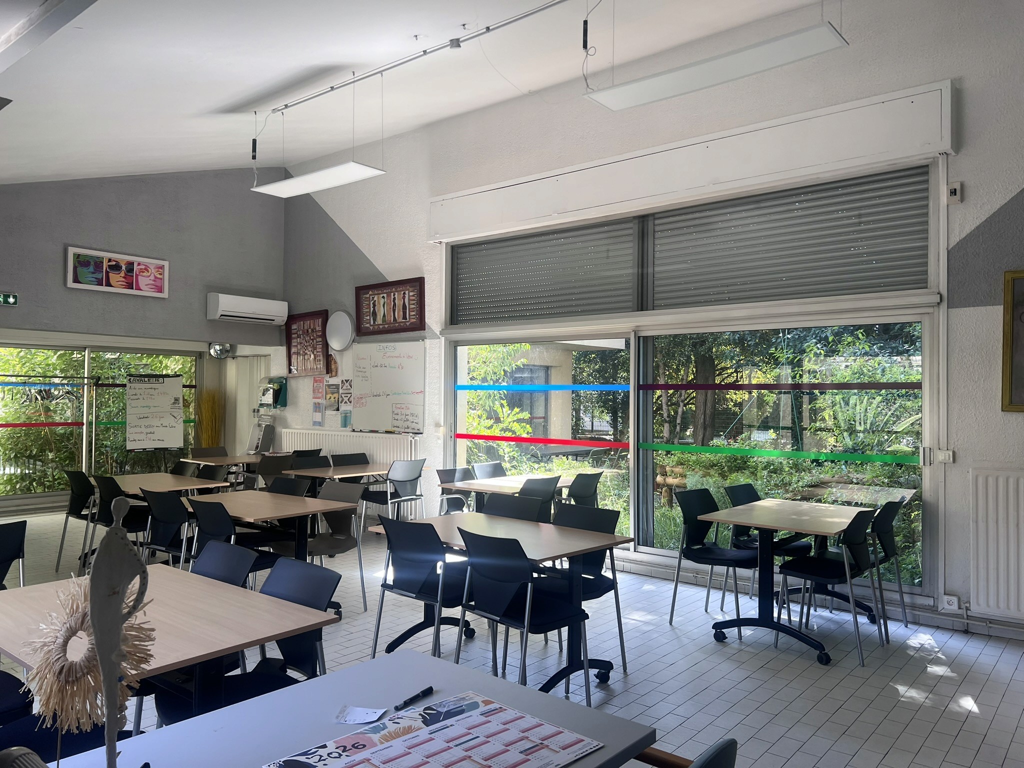 Salle d’activités existante du Club de l’Âge d’Or La Cavalerie à Montpellier, avant rénovation et réaménagement intérieur par KARBONE Architectes pour le CCAS de Montpellier.