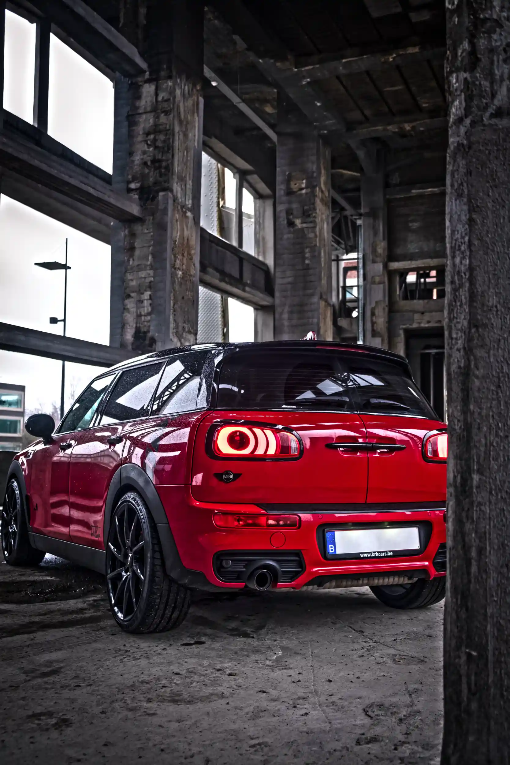 Automotive Photography: Mini Clubman JCW in red, urban area