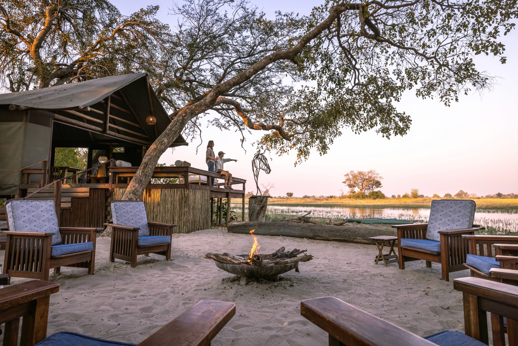 Kujwana Delta Ride, Okavango Delta, Botswana. Lägereld med bekväma stolar i lyxigt camp mitt i Okavangos vildmark.