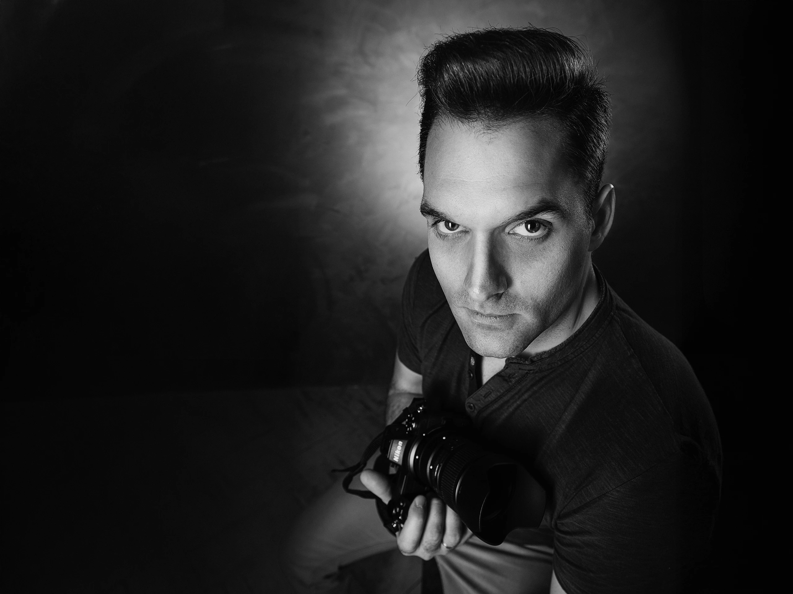 Portret fotografa u studiju urađen sa širokougaonim objektivom