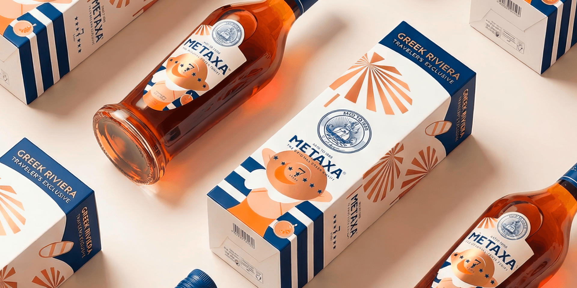 Markenwelt Metaxa Greek Riviera – Travel-Exclusive-Verpackung in Blau-Orange-Streifen mit Katzen-Maskottchen, neben Brandyflasche mit Tier-Etikett.