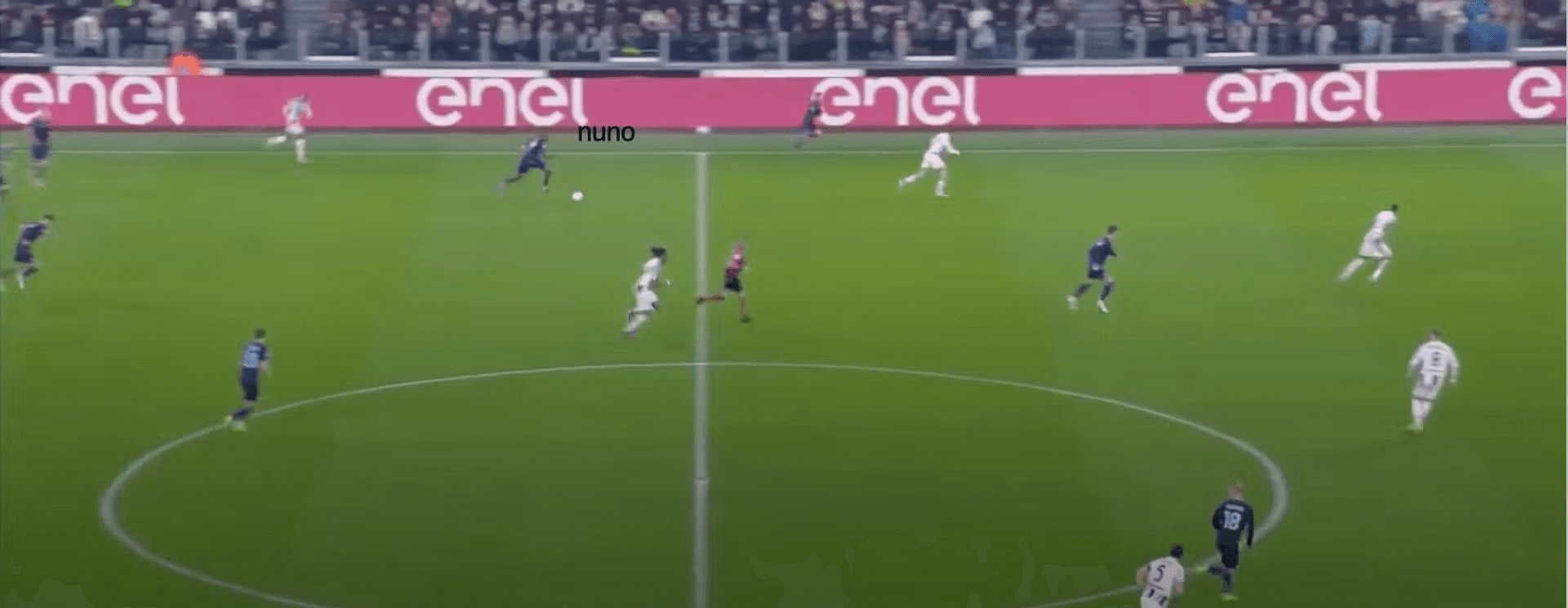 Рискът при включванията на Калулу често е голям: тук се вклинява във вътрешен коридор (underlap) по дясното крило, но след загубата на топката не в добра позиция при бързата контраатака на Нуно Тавареш