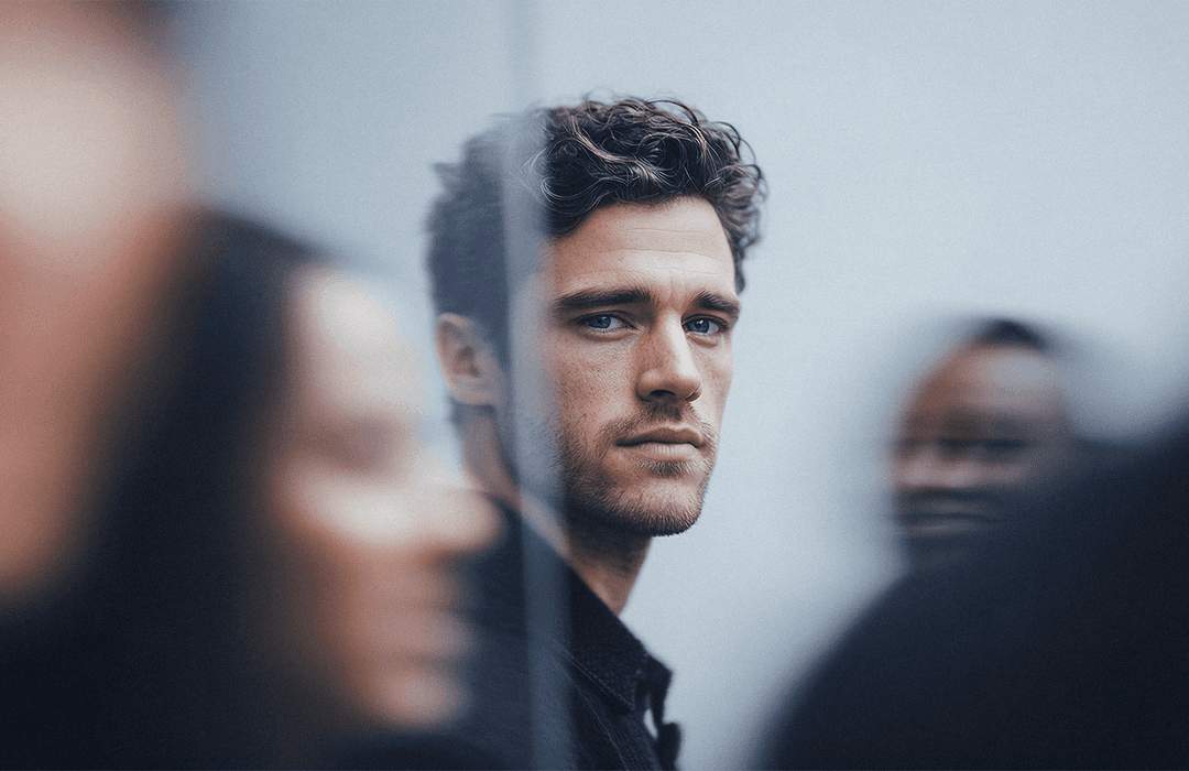 Jovem advogado em destaque entre profissionais, simbolizando a nova geração formada pela parceria Inspira e Civics no mercado jurídico brasileiro