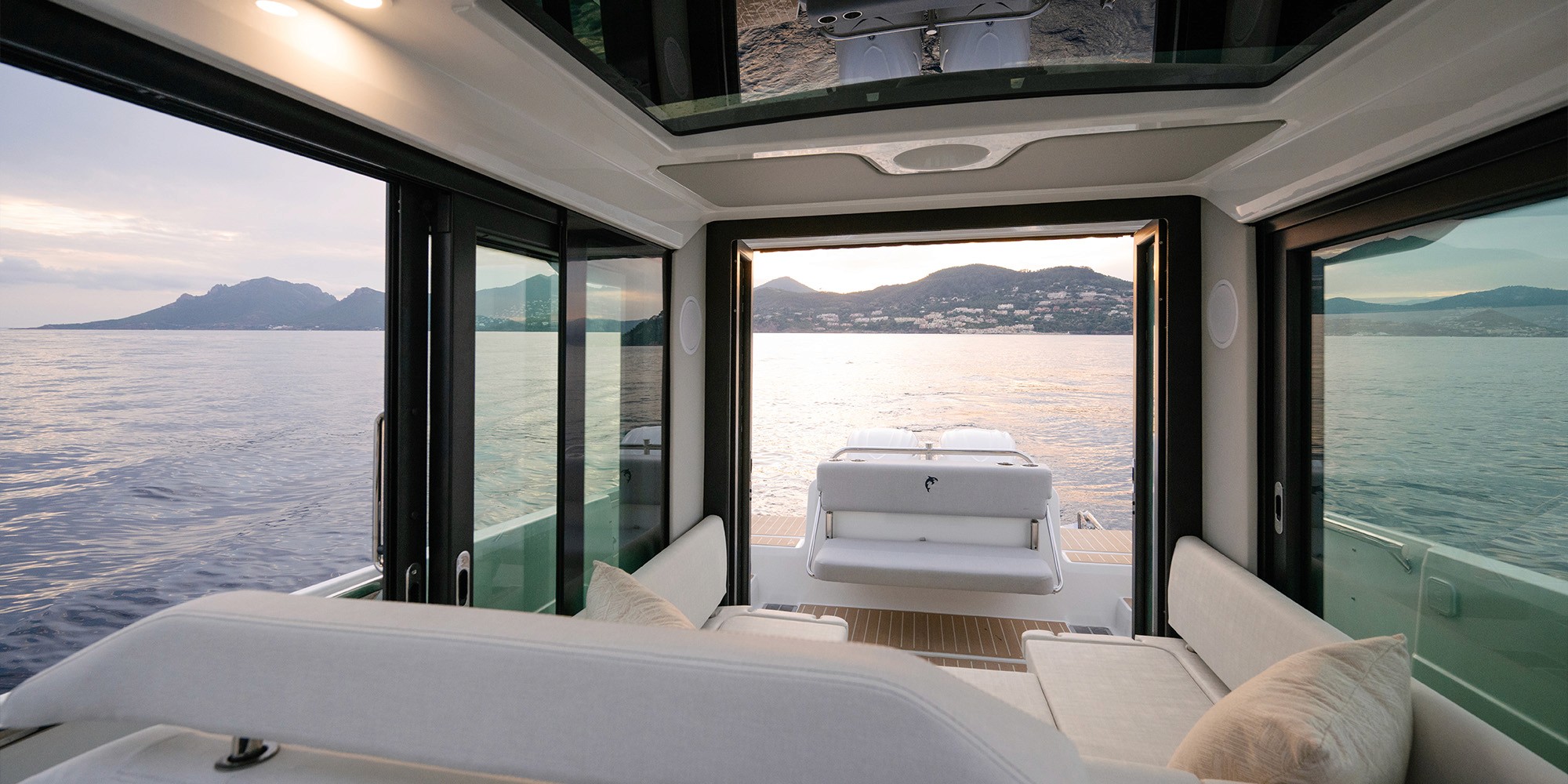 Yamarin Aura wheelhouse