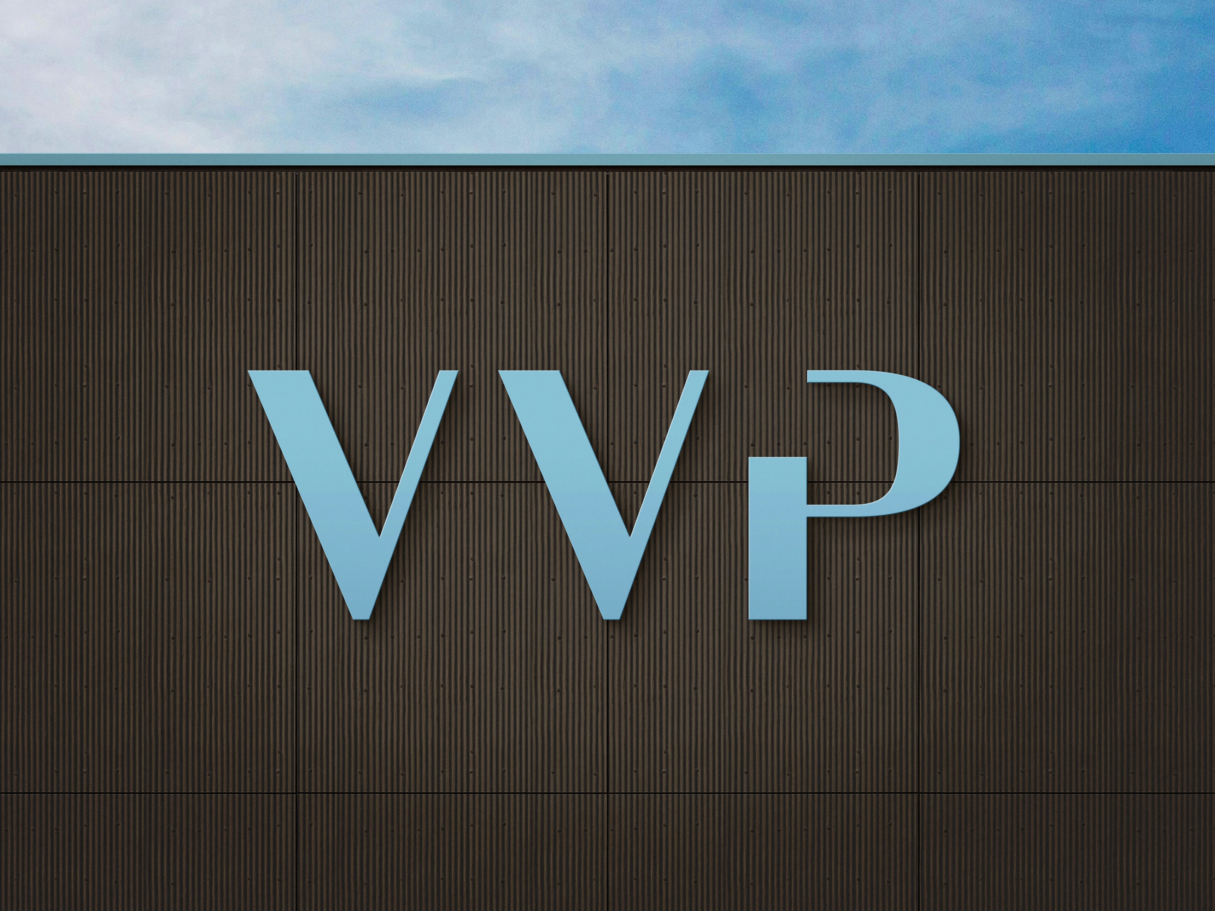 VVP Logo auf brauner Fassade. Corporate Design und Branding.