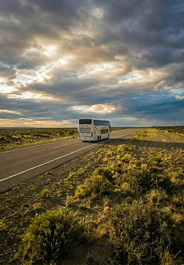 Estrada em curvas fechadas atravessando paisagem montanhosa e árida no noroeste da Argentina