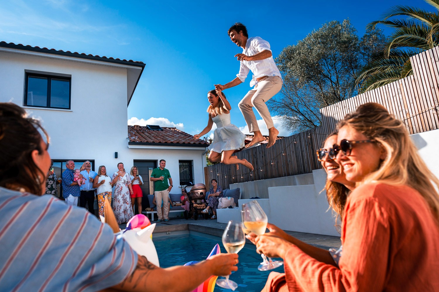 les mariés sautent dans leur piscine lors de leur cérémonie civil a anglet au pays basque