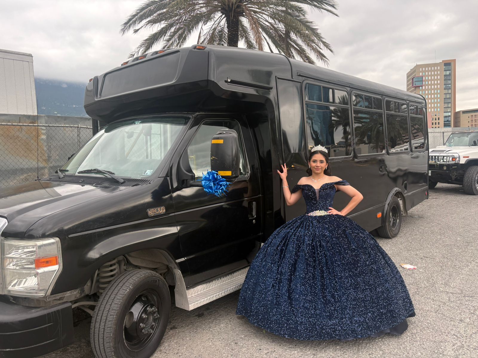 Limo Party Bus azul en Monterrey estacionado para evento de quinceaños