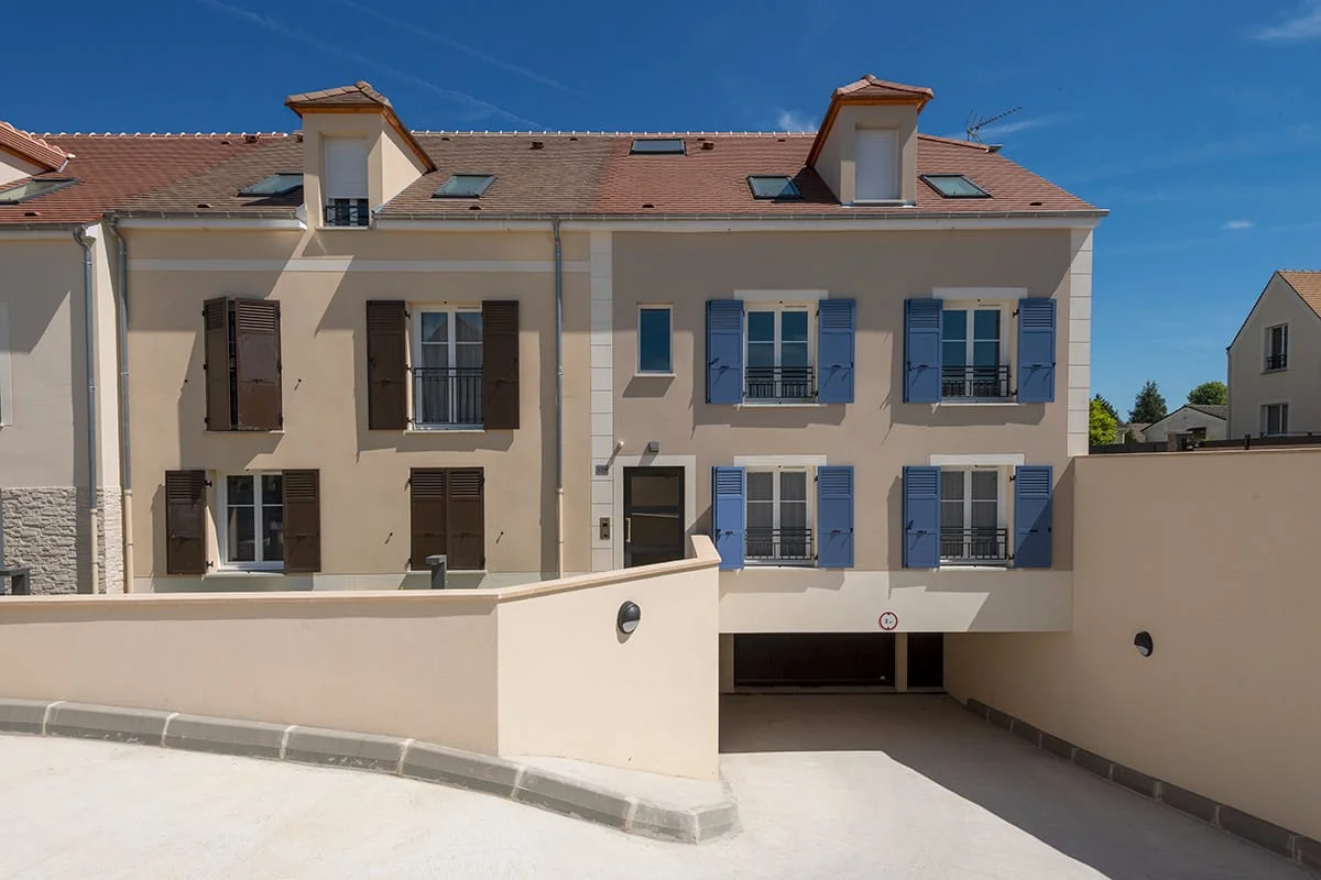 Maisons de ville neuves crème, volets et accès parking — photographie immobilière à Lille, Hauts de France