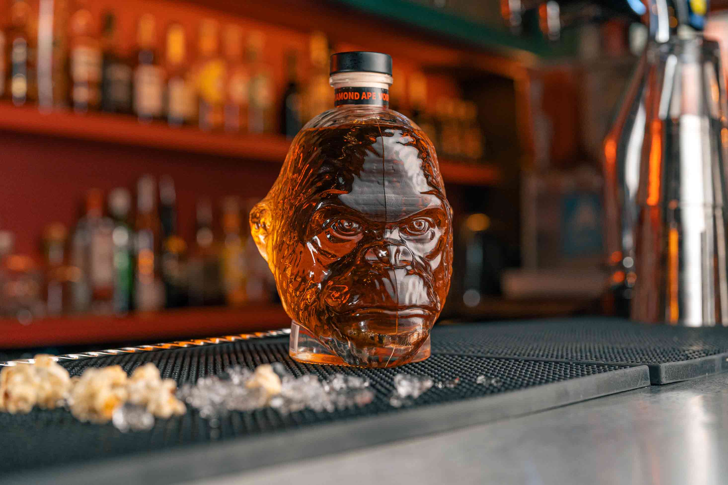 tennis player throwing the ball