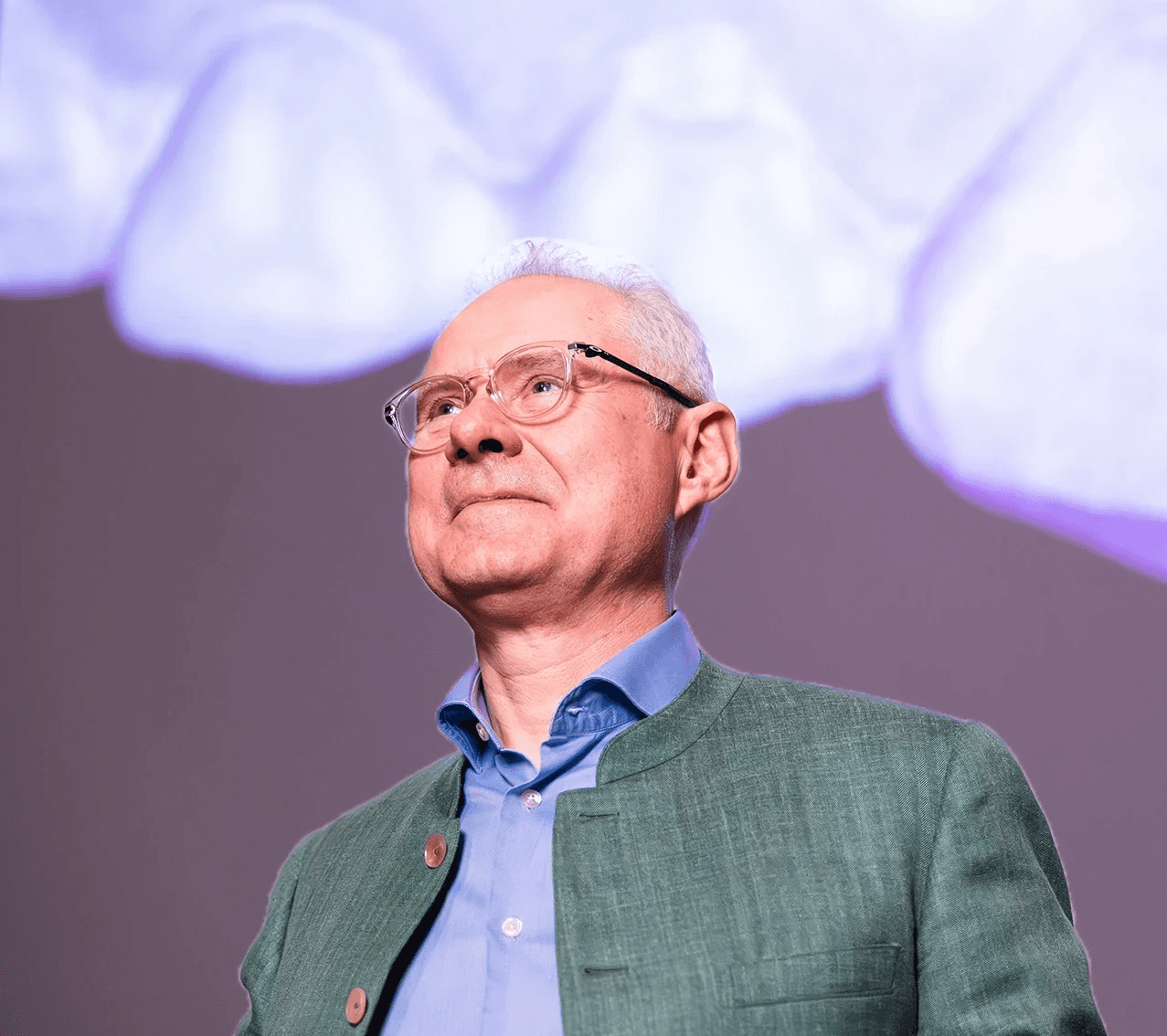 Henrik Skjerven holder foredrag om digital implantatbehandling med tannvisualisering