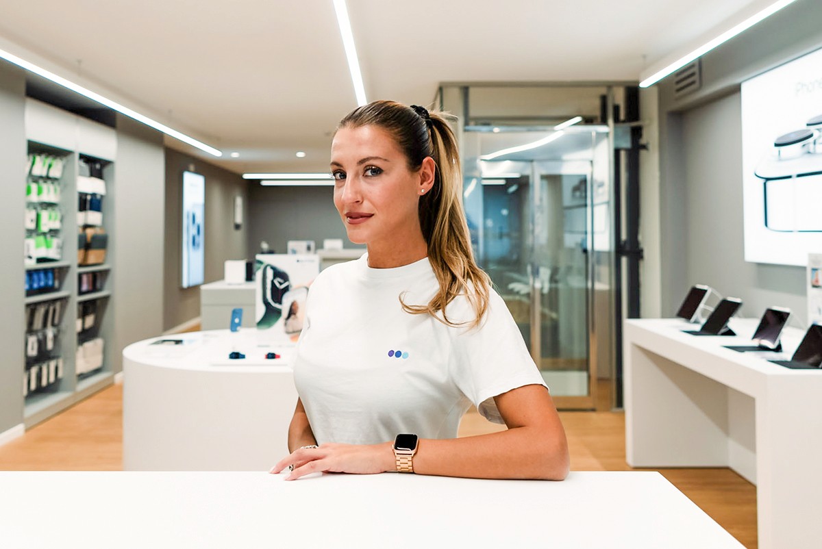 C&C myymälä. Henkilökunta ojentaa puhelinta.