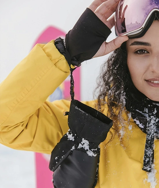 Femme avec masque et gants de ski disponible à la location sur jam