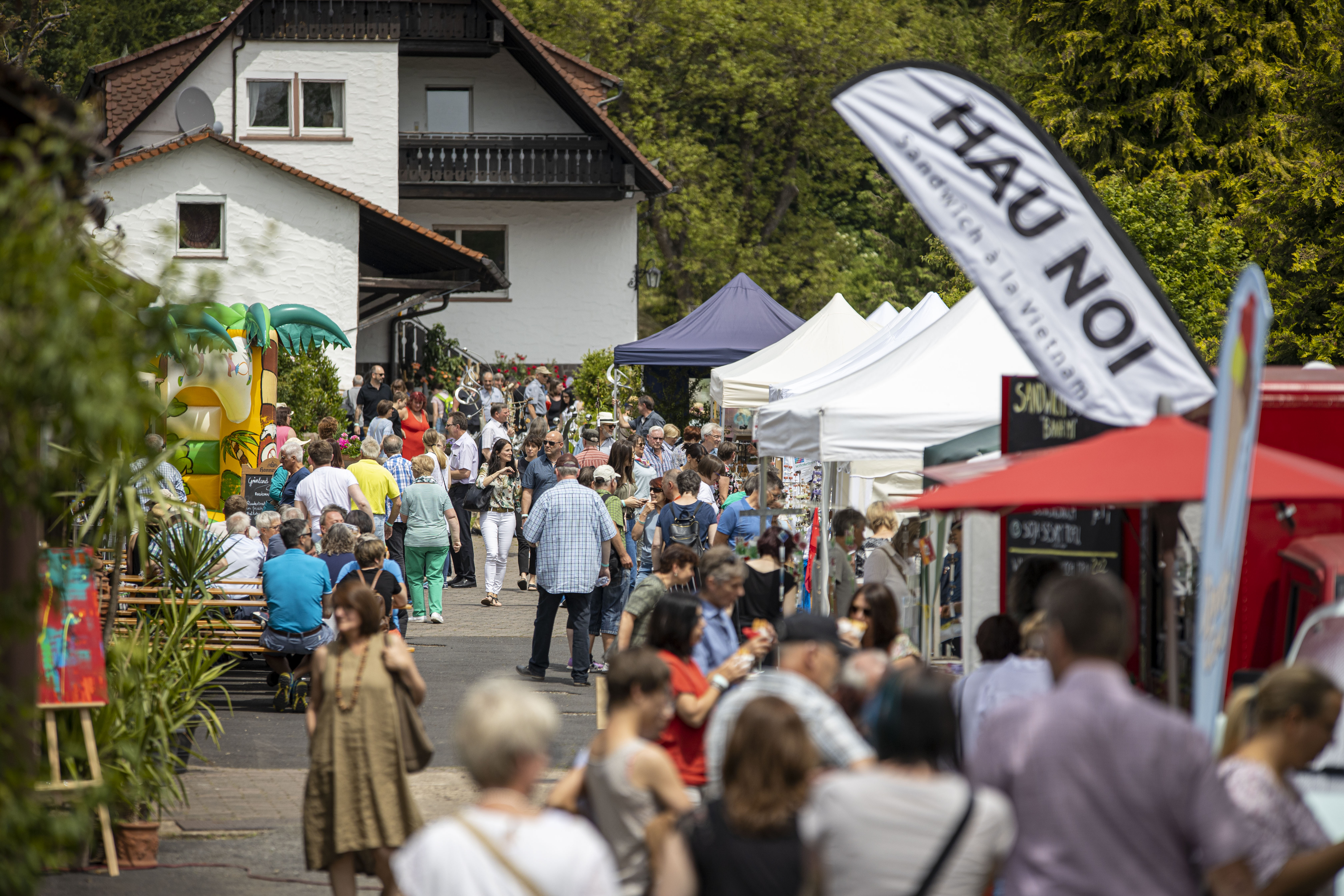 Menschenmenge auf dem Kunst & Kultur Event