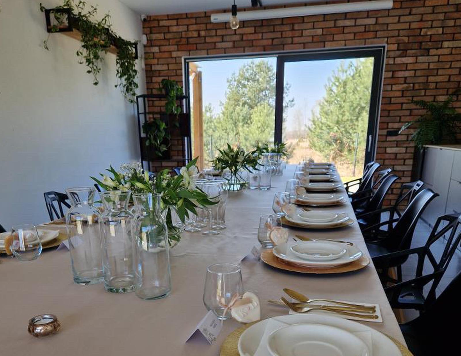 Małe przyjęcie rodzinne w restauracji pod Poznaniem – elegancki stół i sala