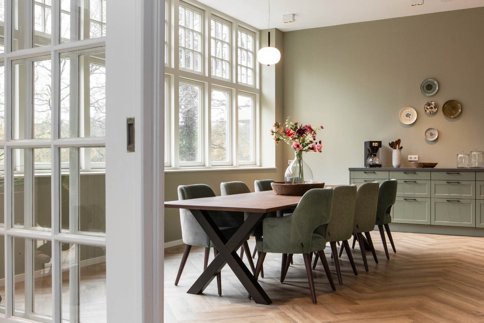 woonkeuken ouderenzorg in zacht groen