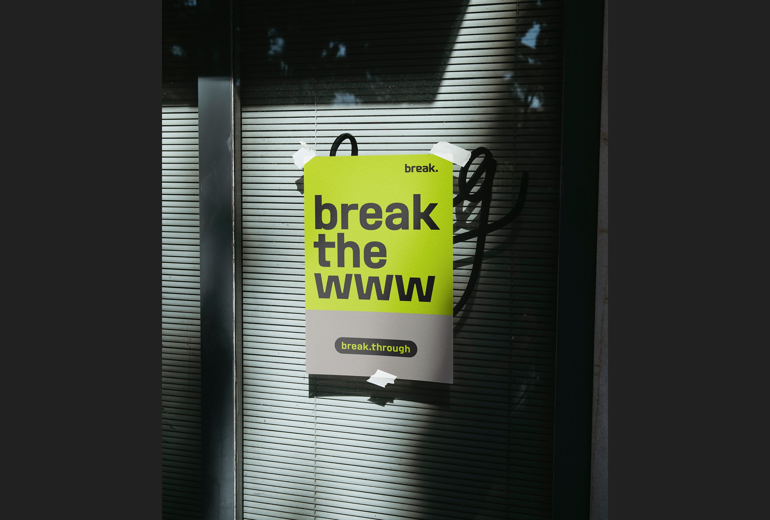 Fotografie eines physischen Raums, der mit Break Media Branding-Elementen gestaltet wurde, wie z.B. Wandgrafiken oder Beschilderungen.