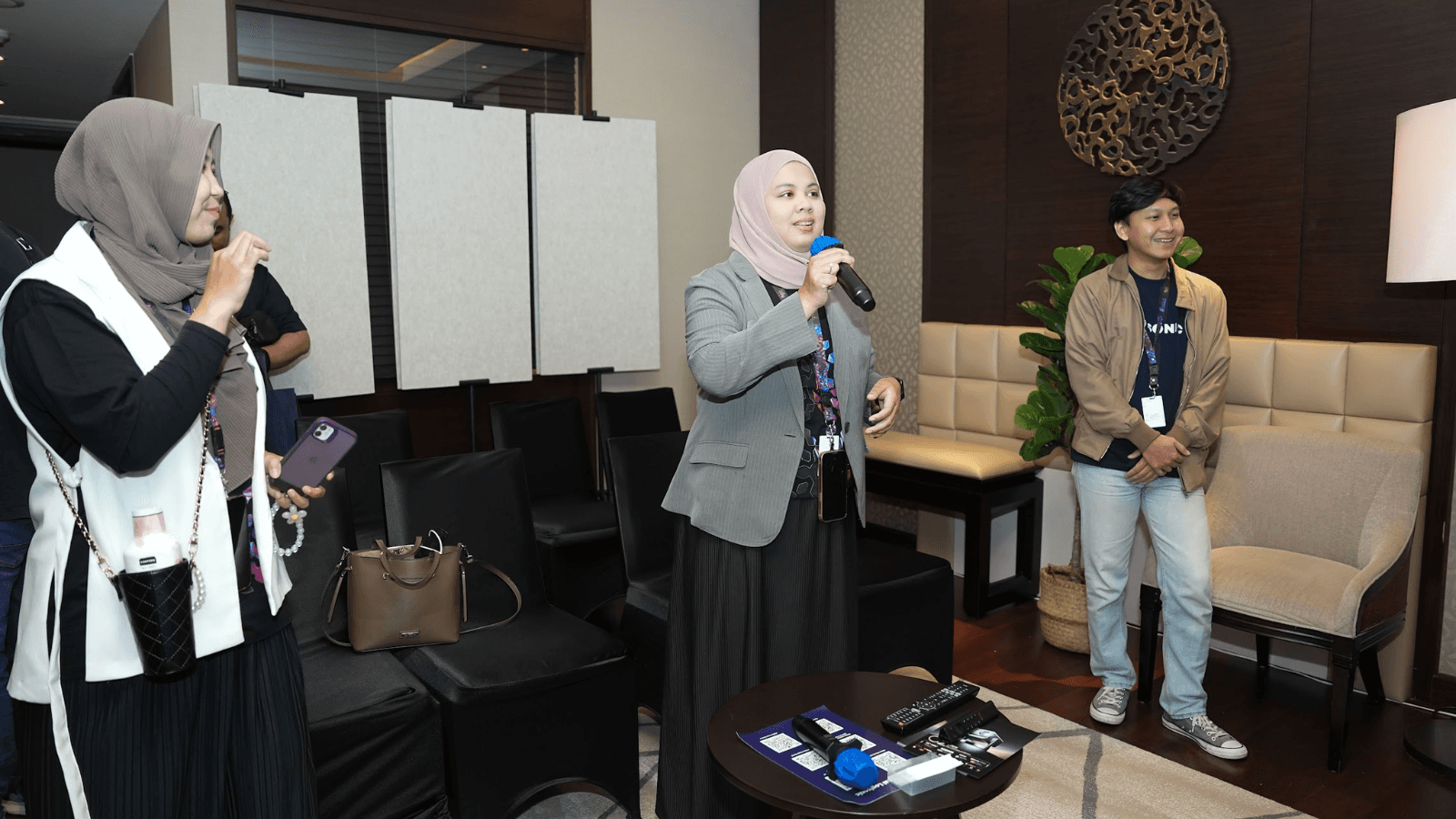 Karaoke Challenge di Ruangan Logisonic. (Sumber: Istimewa)