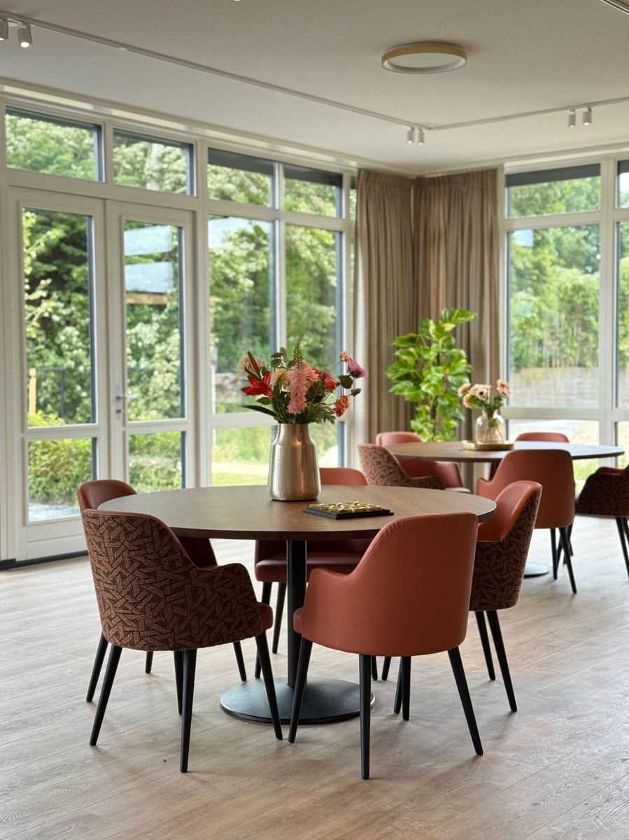 restaurant ouderenzorg terracotta stoelen 