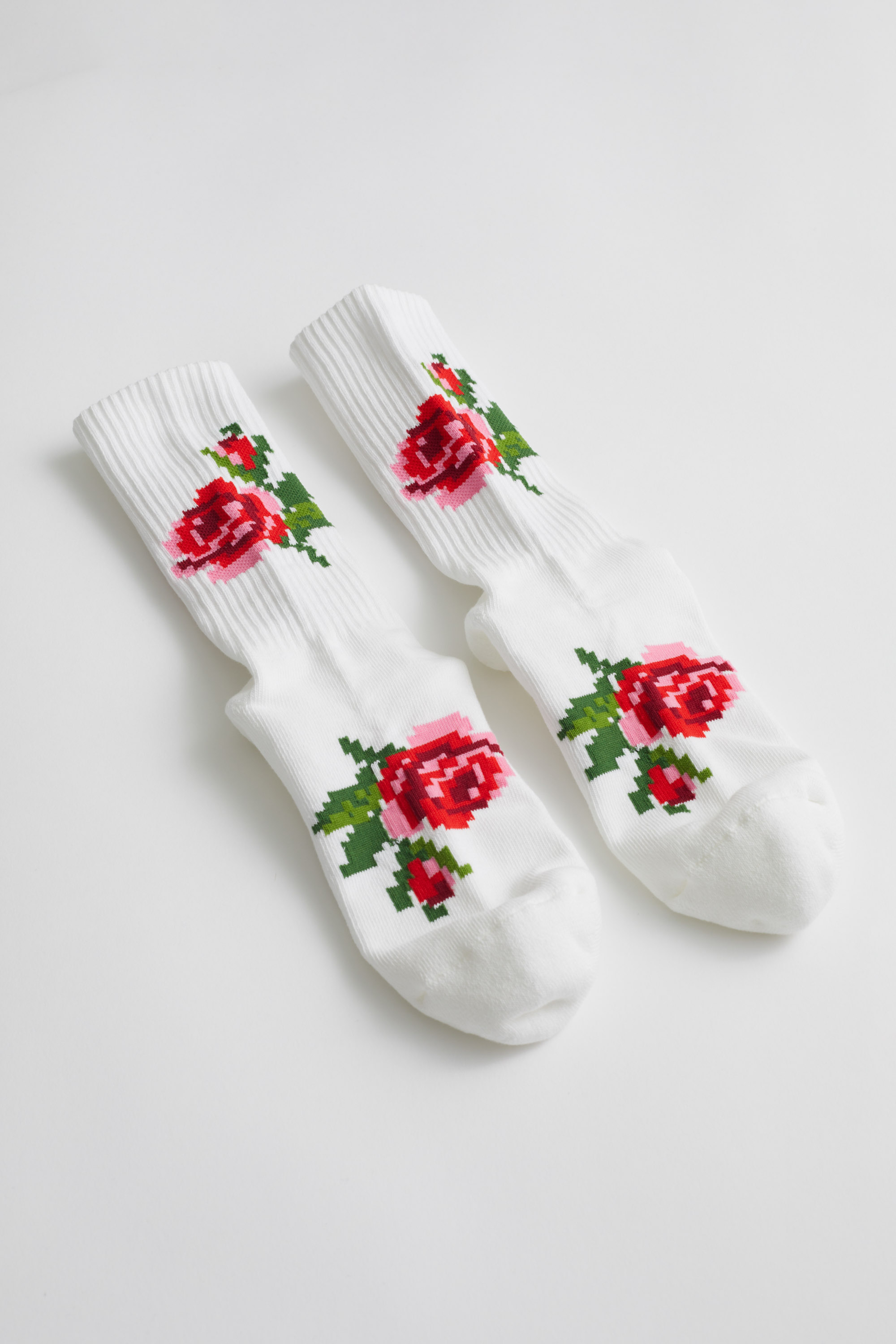 Des chaussettes blanches avec un motif floral