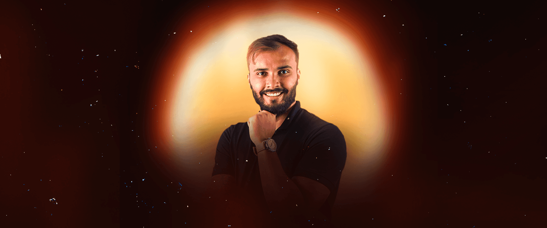 Homem profissional sorrindo, com barba e camiseta preta, em fundo iluminado dourado, transmitindo confiança, autoridade e sucesso para landing page de negócios.