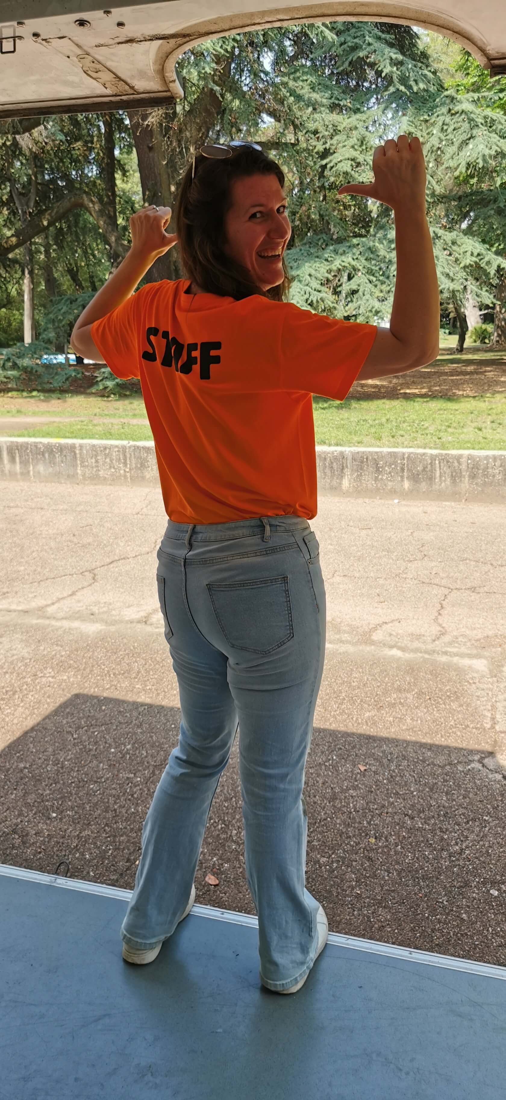 Claire Lys heureuse avec un t-shirt staff