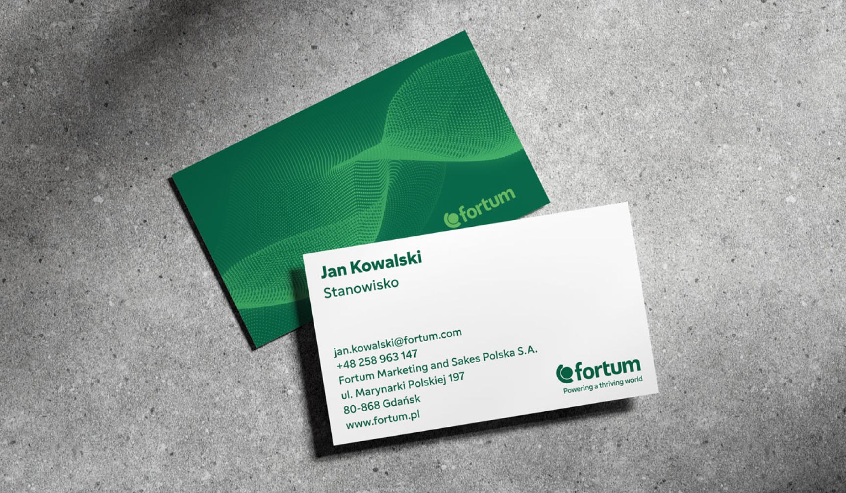 Projekt wizytówek biznesowych dla Fortum z wykorzystaniem key visuala marki.