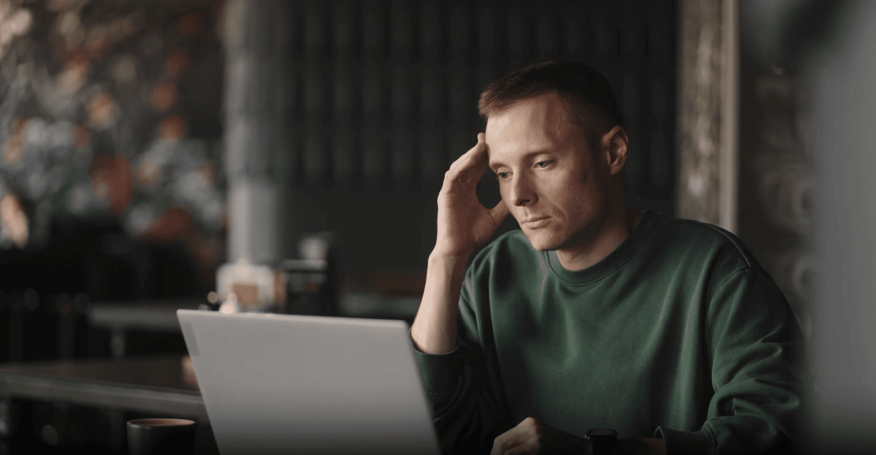Homme en galère devant son ordinateur