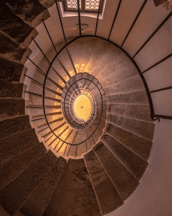 Спиральная лестница в Галерее Академии Венеции, архитектурная деталь интерьера музея